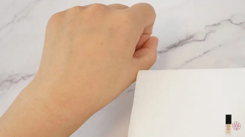 コスメデコルテゼンウェアフルイドの塗りやすさ・使いやすさの手の甲検証