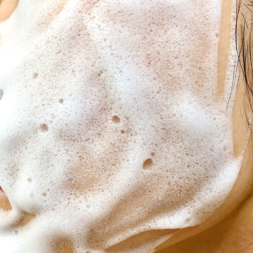 肌ナチュール炭酸美白洗顔フォーム使用中の泡