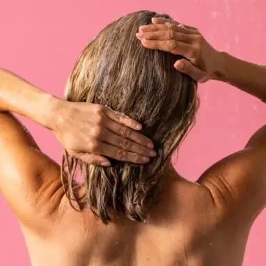 LUSHシャワースクラブ使い方　シャワーを浴びている女性