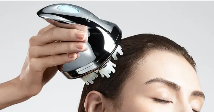 リファグレイトヘッドスパで頭皮マッサージする女性